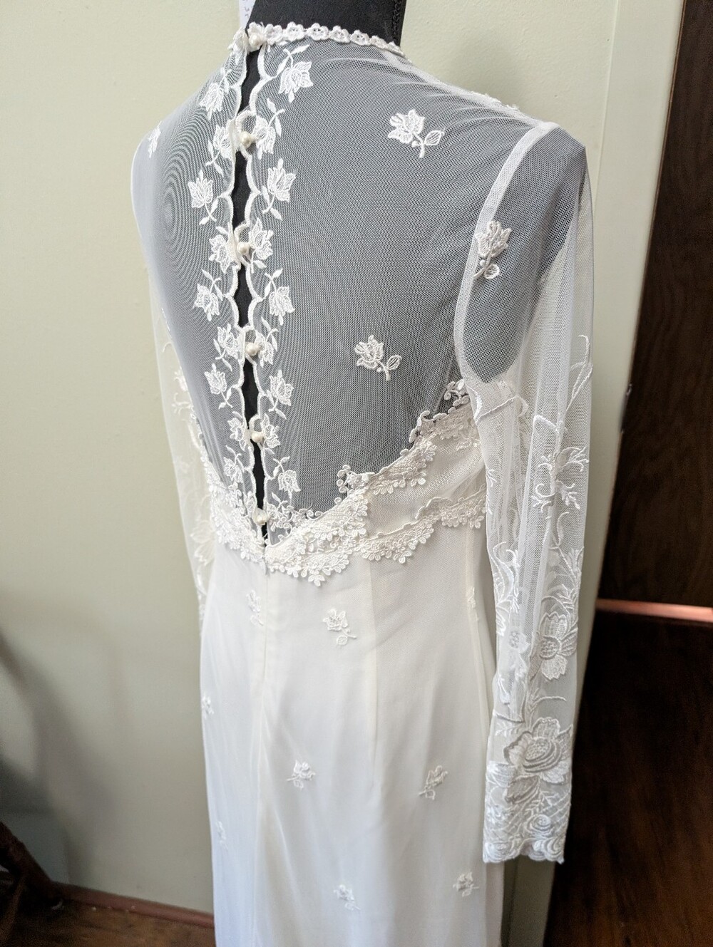 Jessica McClintock Gorgeous Vintage Lace Wedding Dress
-NWT Size 10 - Picture 9 of 16